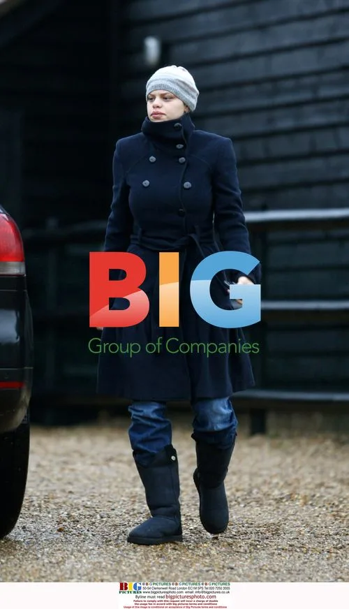 Jade Goody Leaving Home for School Run