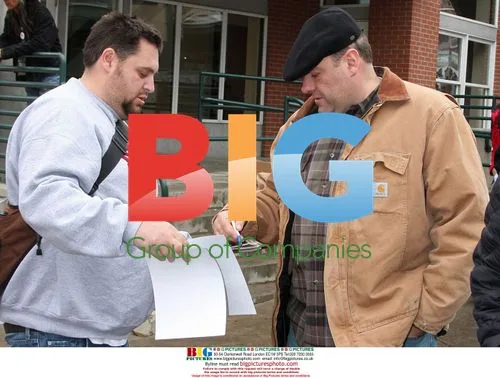 James Gandolfini signs photos for fan