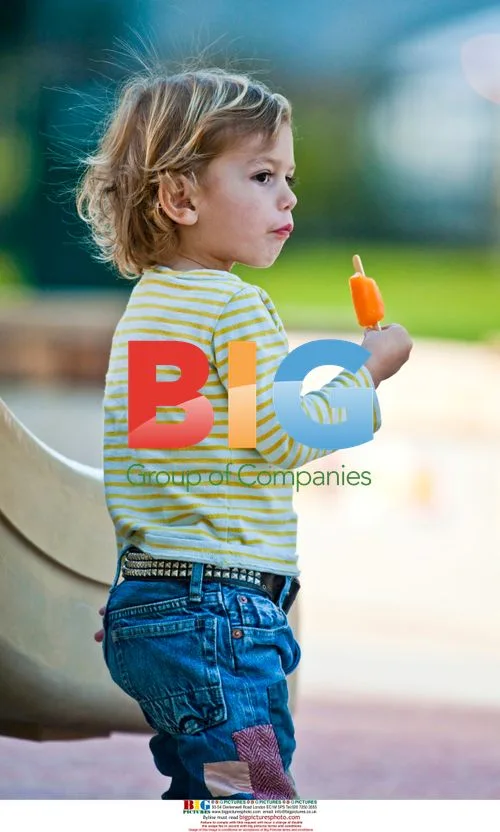 Kingston Stefani-Rossdale enjoys popsicle