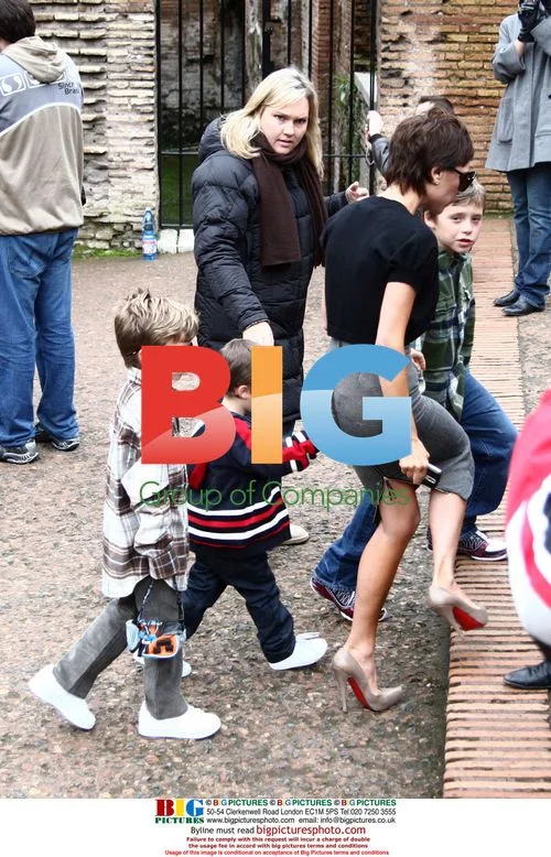Victoria Beckham visits the Colosseum with family