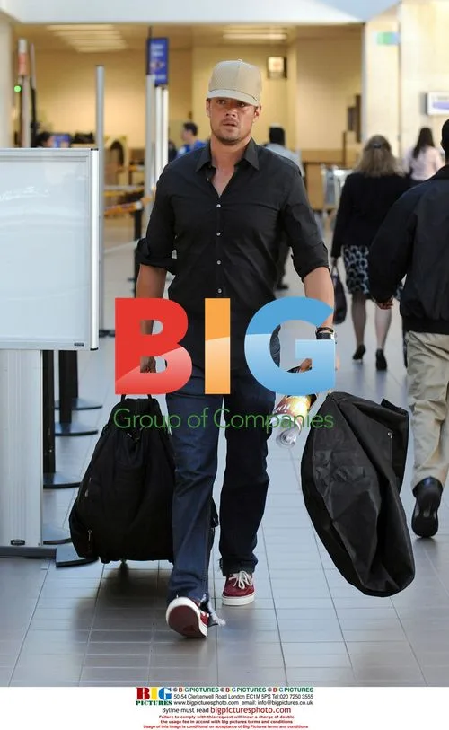 Josh Duhamel rushed to catch flight at LAX
