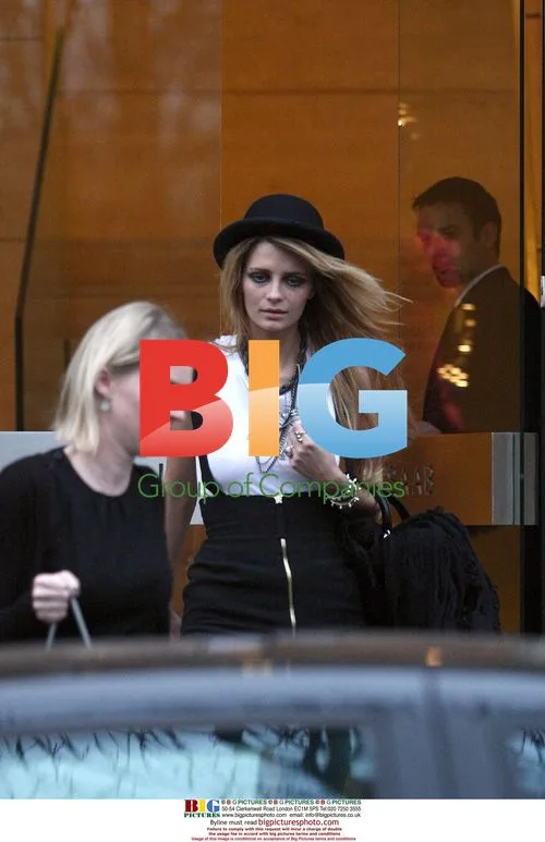 Mischa Barton shops in Paris