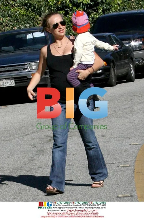 Tobey Maguire’s pregnant wife and daughter