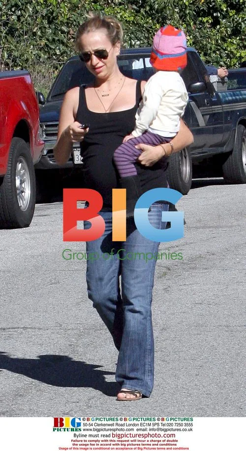 Tobey Maguire's pregnant wife and daughter