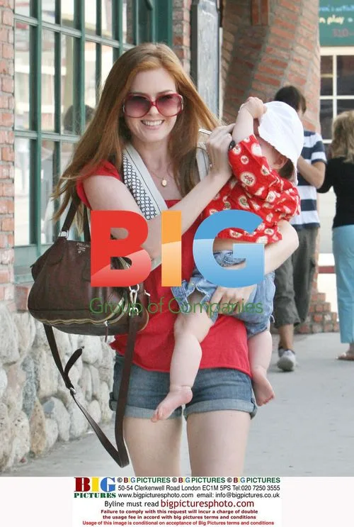 Isla Fisher and daughter Olive shopping