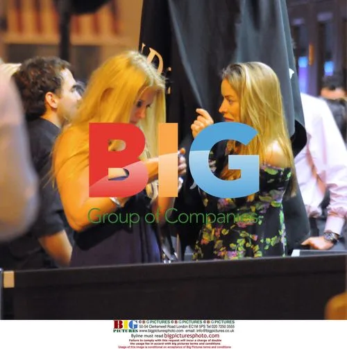 Ellen Rives seen relaxing with friends