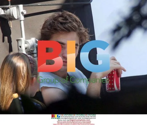 Robert Pattinson and Emilie de Ravin on "Remember Me" set