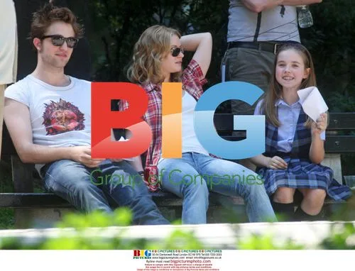 Robert Pattinson and Emilie de Ravin on "Remember Me" set