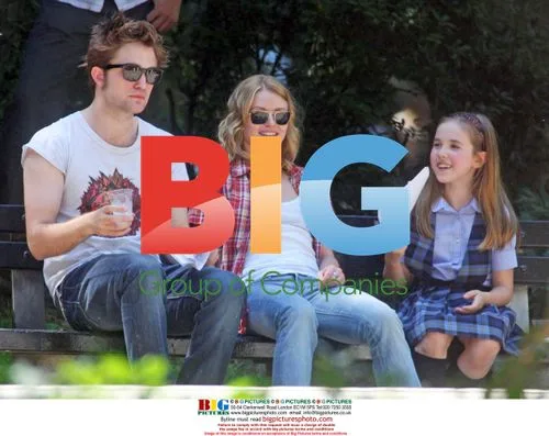 Robert Pattinson and Emilie de Ravin on "Remember Me" set
