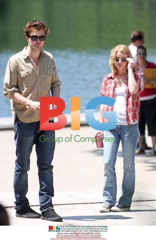 Robert Pattinson and Emilie de Ravin on "Remember Me" set