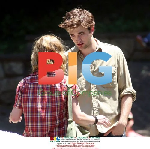 Robert Pattinson and Emilie de Ravin on "Remember Me" set