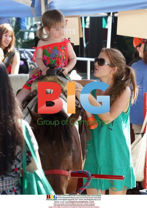 Isla Fisher and Daughter at Farmers Market