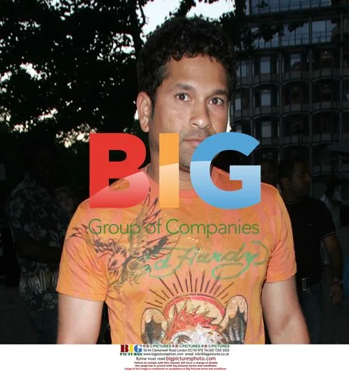 Sachin Tendulkar enters London hotel