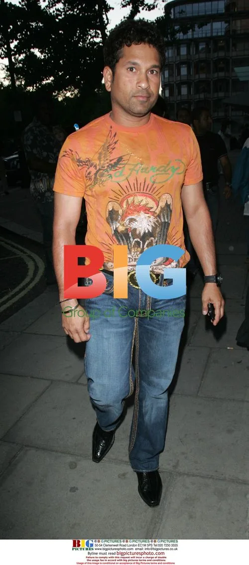 Sachin Tendulkar Enters London Hotel