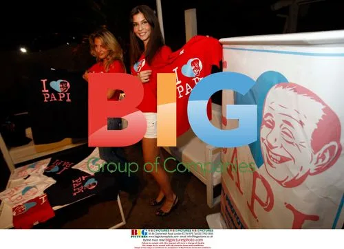 Crowds sell 'I love Papi' t-shirts