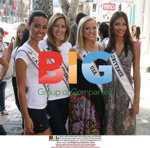 Miss Universe & Miss USA visit clothing store