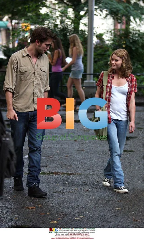 Emilie De Ravin and Robert Pattinson on 'Remember Me' set