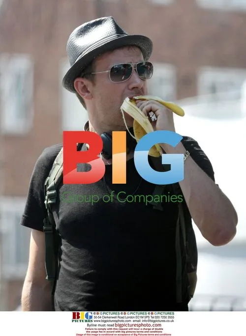 Damon Albarn eating banana in Notting Hill