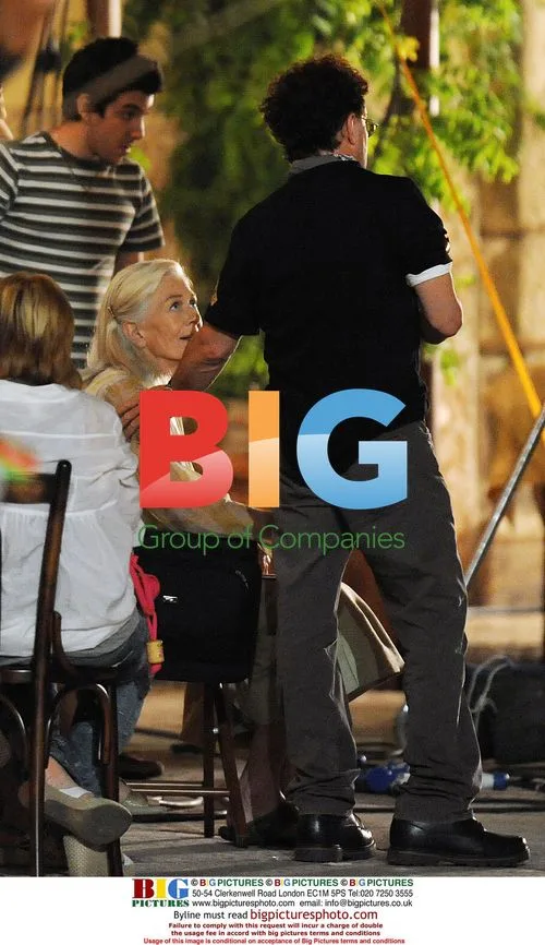 Vanessa Redgrave, Bernal, Seyfried on "Letters to Juliet" set