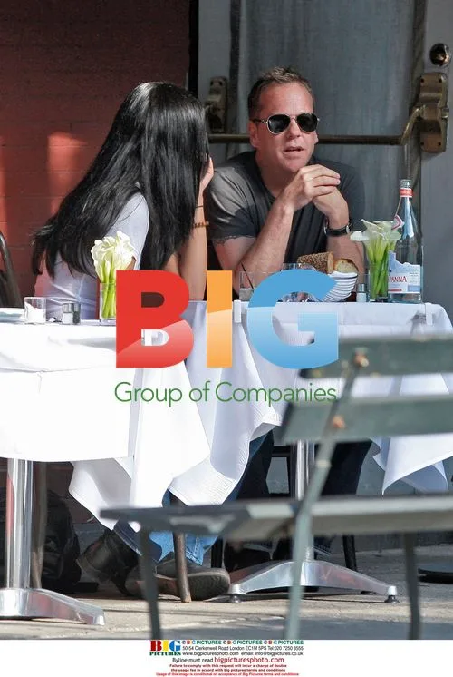 Kiefer Sutherland Dines with Girlfriend