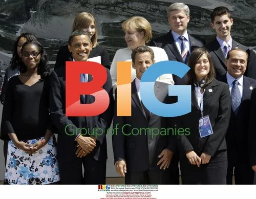 G8 leaders pose with Junior 8 at L'Aquila summit