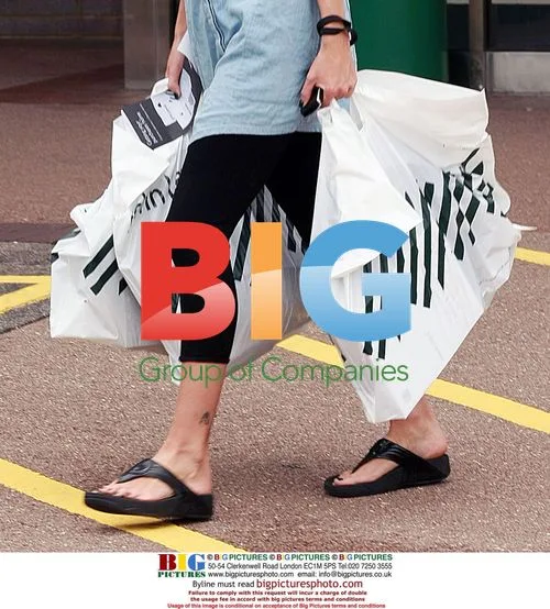 Sarah Harding of Girls Aloud leaves store