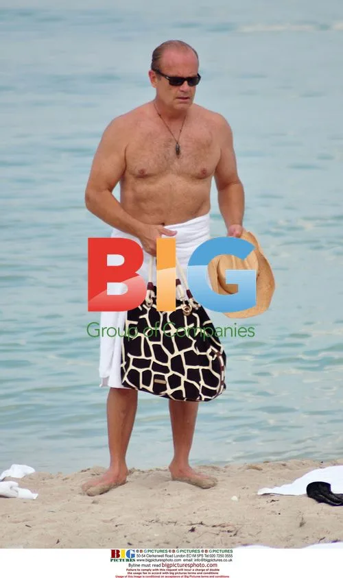 Kelsey Grammer family beach outing