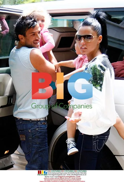 Katie Price arrives with kids at Peter Andre's home