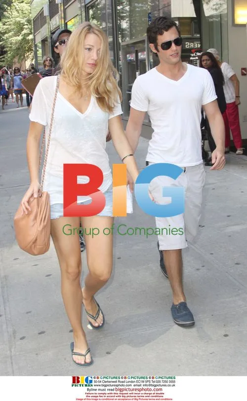 Penn Badgley and Blake Lively on 'Gossip Girl' set