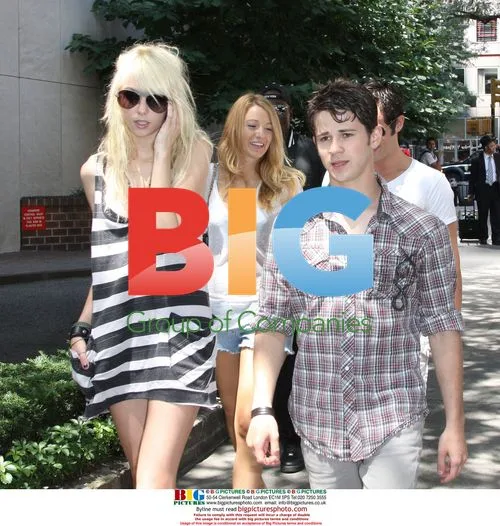 Gossip Girl cast on set in NYC