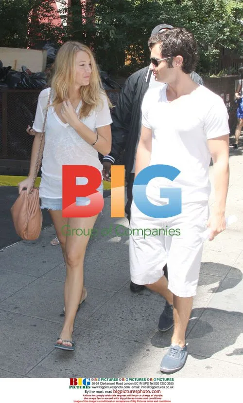 Penn Badgley and Blake Lively on 'Gossip Girl' set