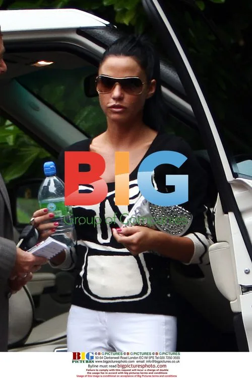 Katie Price spotted with water bottle