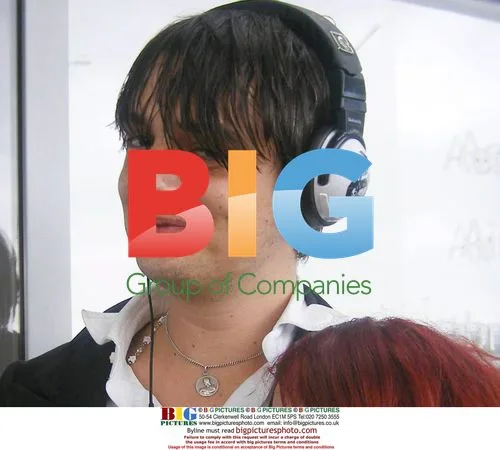 Pete Doherty borrows fan's iPod to sing Amy Winehouse