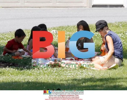 Kate Gosseling has picnic with kids in Reading, PA
