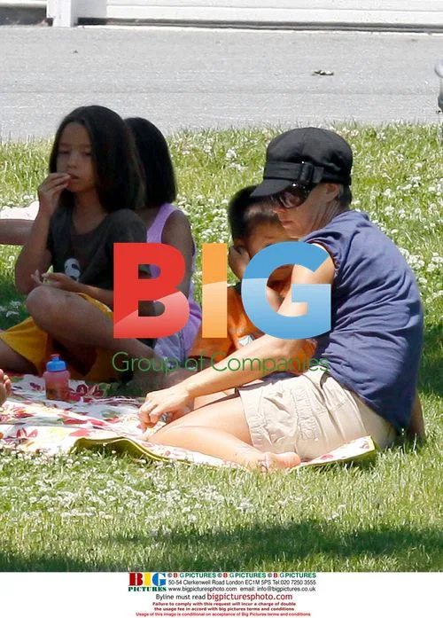 Kate Gosseling picnics with kids in Pennsylvania