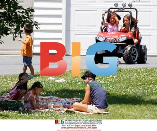 Kate Gosseling has picnic with kids in Reading, PA