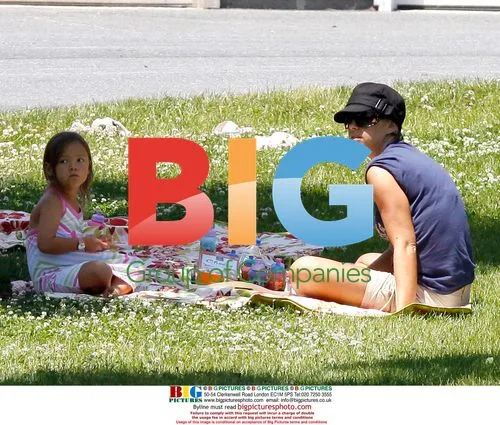 Kate Gosseling Has Picnic with Kids in PA