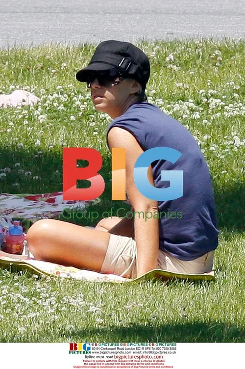 Kate Gosseling Enjoys Picnic with Kids