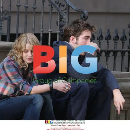 Emilie De Ravin and Robert Pattinson on 'Remember Me' set