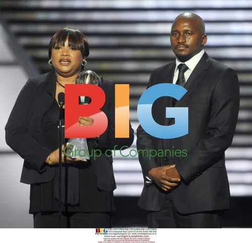 Zindzi & Zondwa Mandela Accept Award