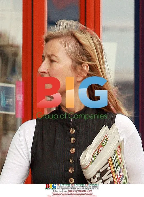 Fiona Phillips Buys Newspaper and Snack