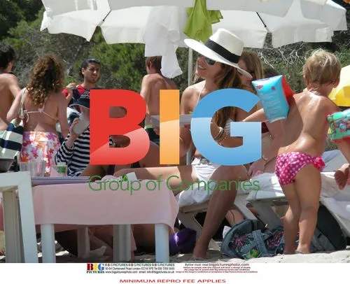 Elen Rives Enjoys Beach Day With Kids