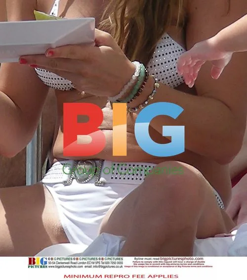 Elen Rives Enjoys Beach Day with Kids