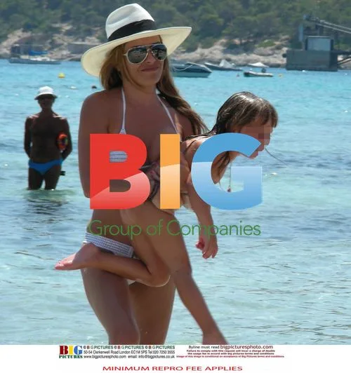 Elen Rives enjoys beach day with kids
