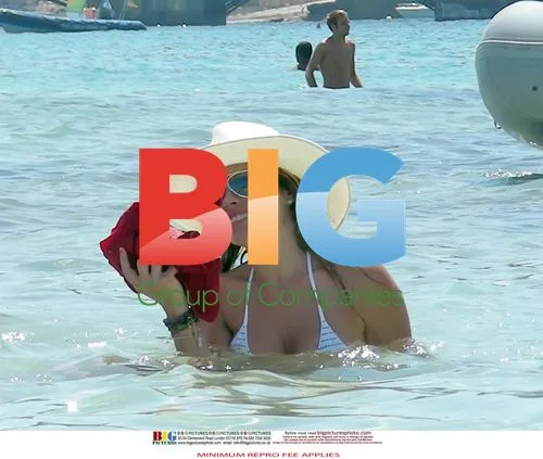 Elen Rives on Beach with Kids