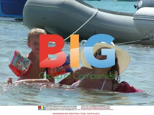 Elen Rives Enjoys Beach Vacation with Kids