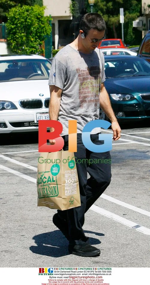Freddie Prinze Jr. Grocery Shopping