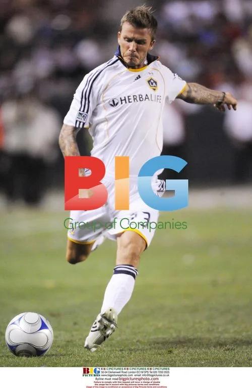 Beckham plays against AC Milan in friendly