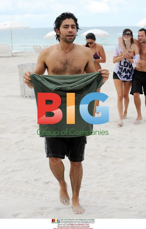 Adrian Grenier spotted shirtless on Miami beach