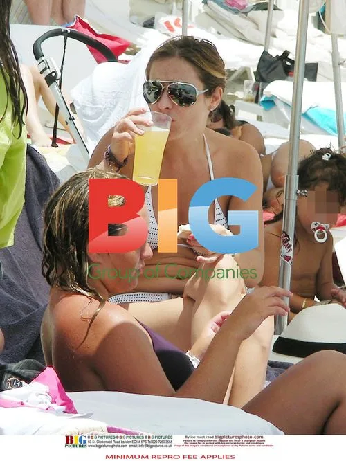 Elen Rives enjoys beach day with kids